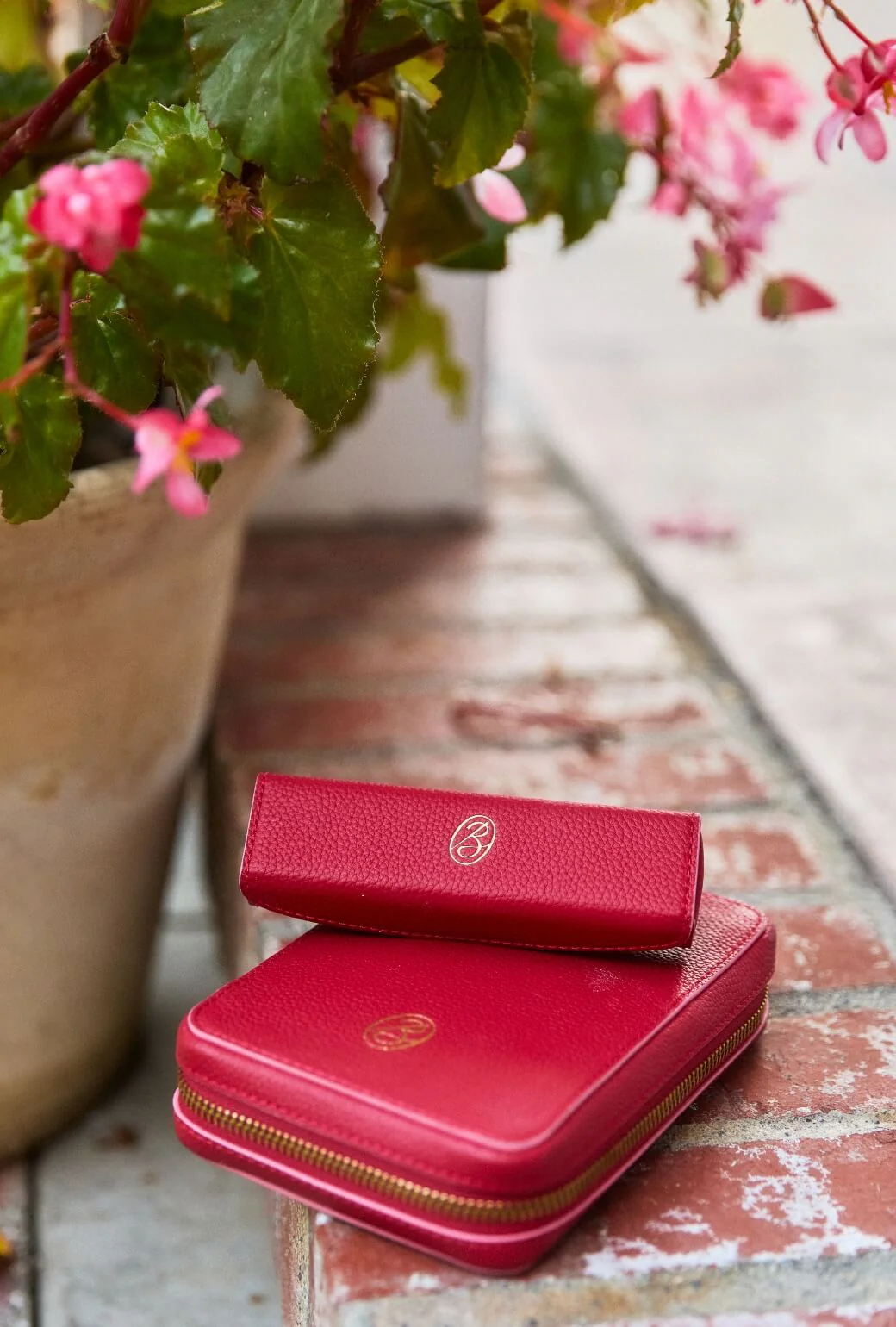 The Party of Five Travel Wallet - Rouge - BURU